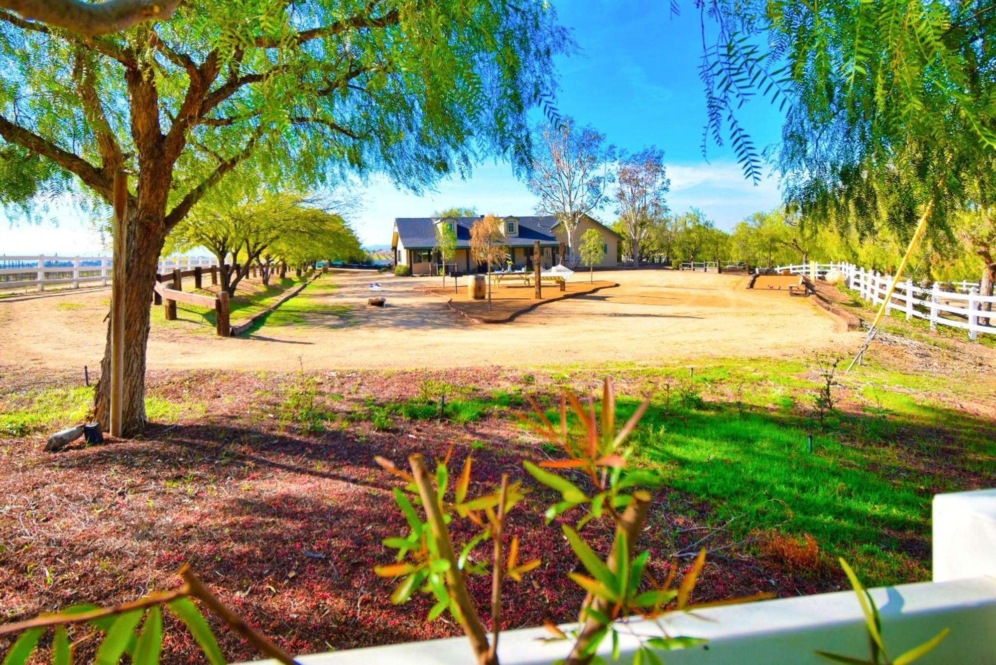 Peppertree Lane Ranch -- Seven-Acre Ranch In The Heart Of Wine Country Hotel Temecula Exterior foto